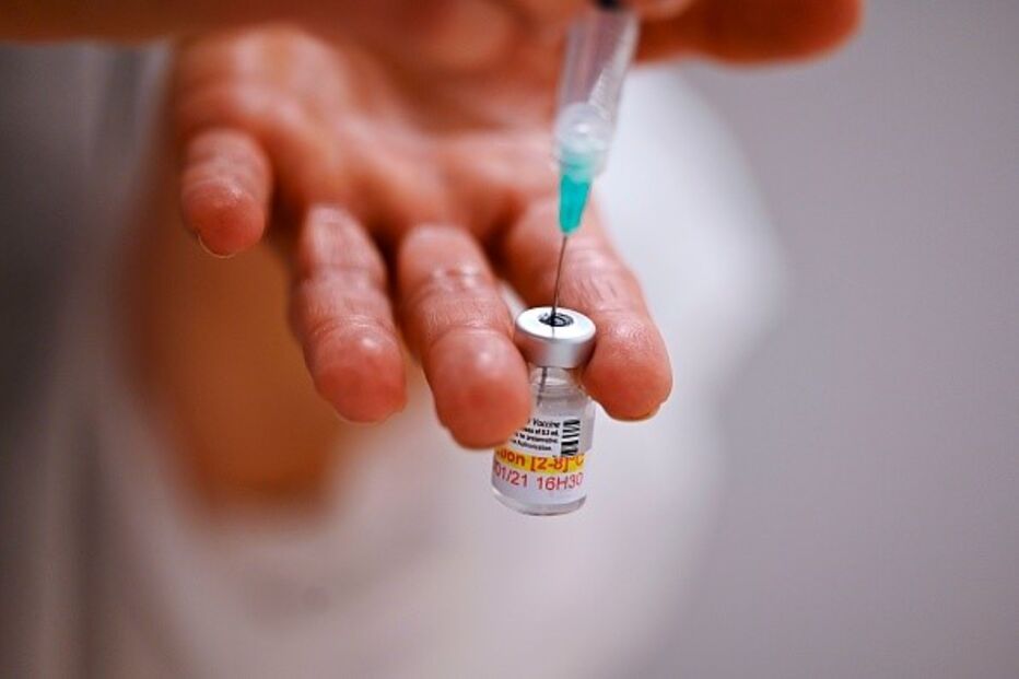 Cinco pessoas vacinadas contra a Covid-19 morrem em França