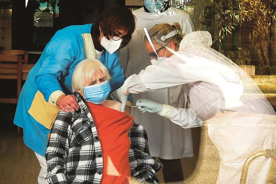 Vacinação de utentes e funcionários de lares sem surtos termina no final da próxima semana 