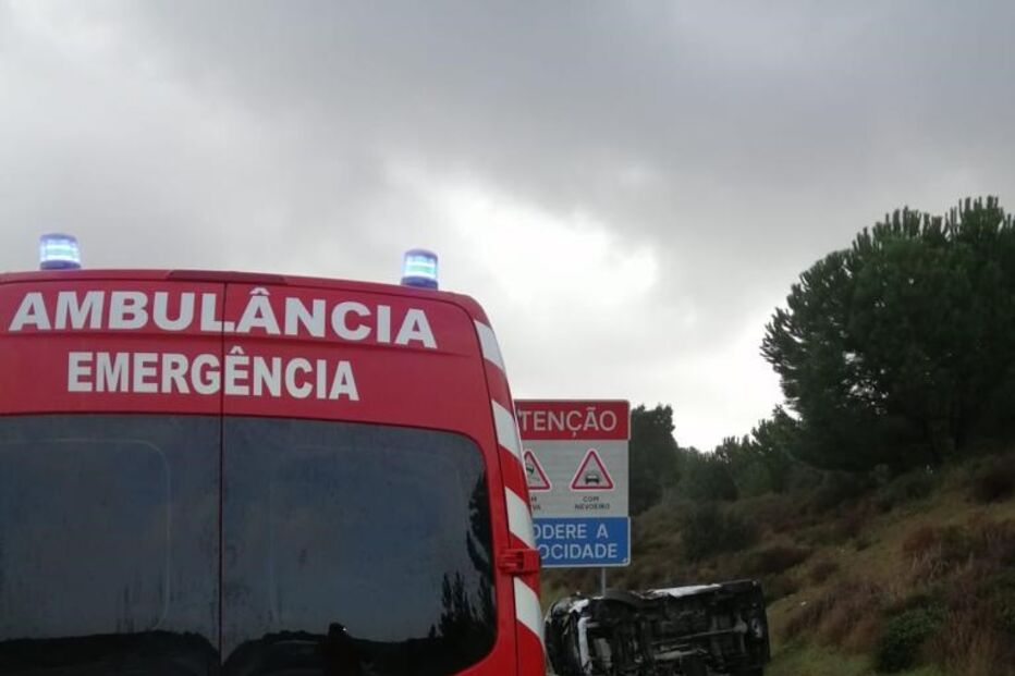 Carrinha de transporte de vacinas contra a Covid-19 despista-se na A2 perto da Marateca