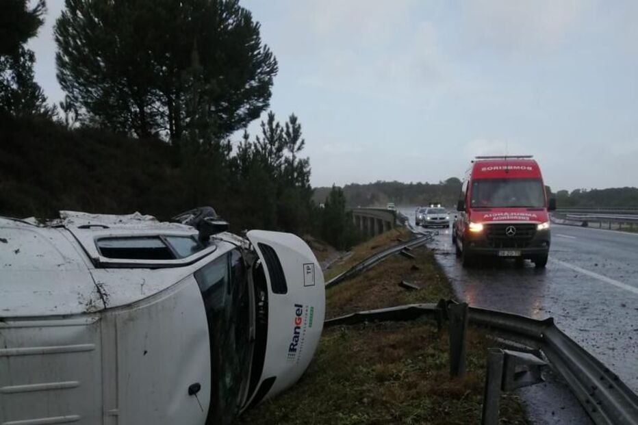 Carrinha de transporte de vacinas contra a Covid-19 despista-se na A2 perto da Marateca