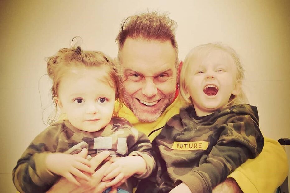 Santiago Gomes com os filhos do casal, Ian, de três anos, e Aaron, de dois