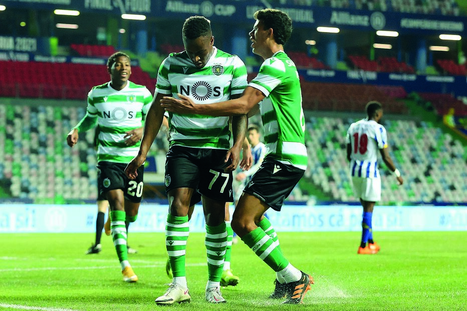 Jovane, de cabeça baixa, autor dos dois golos dos leões frente ao FC Porto, é felicitado por Matheus Nunes