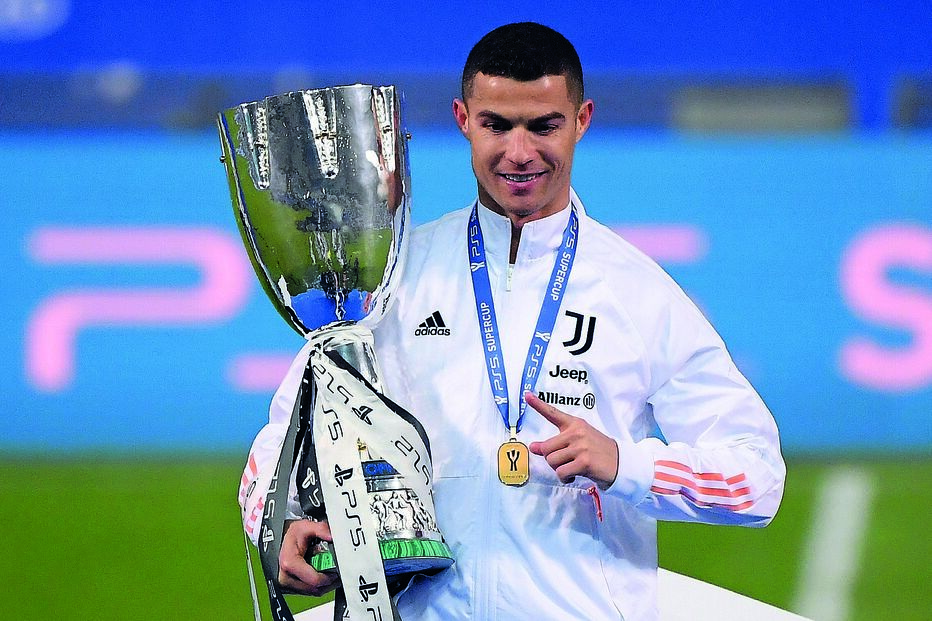 Cristiano Ronaldo exibe a Supertaça de Itália, a segunda da sua carreira