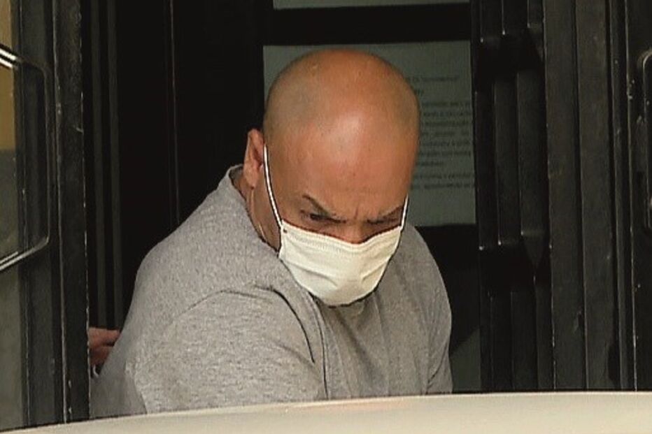 Um dos suspeitos após ser detido