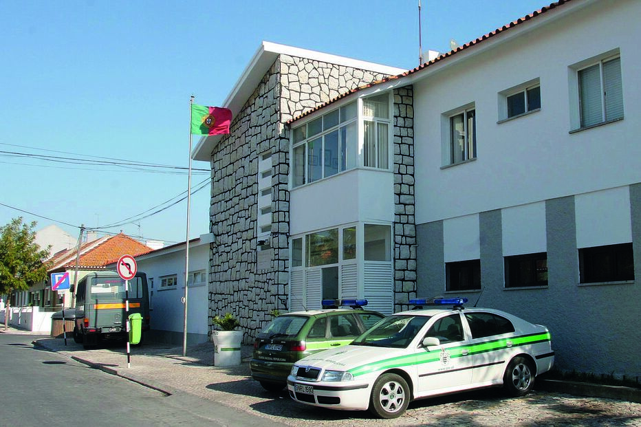 Vítima caminhou mais de dois quilómetros para pedir socorro no posto da GNR. Militares detiveram o atirador  