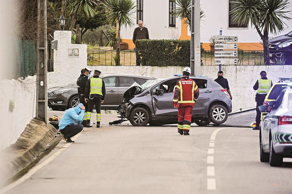 Carro no qual seguiam a mulher e as duas crianças colidiu contra muro