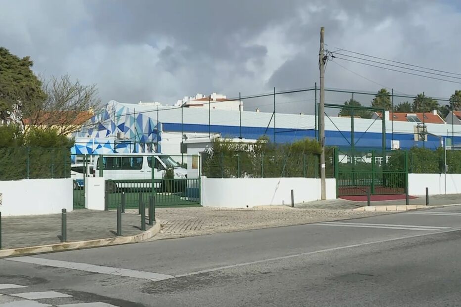 Polícia fecha escola em Cascais onde 42 alunos iam fazer exame em pleno confinamento
