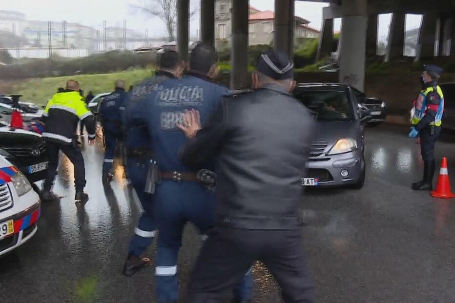 Condutor sem carta foge à fiscalização da PSP no Porto e quase atropela polícias