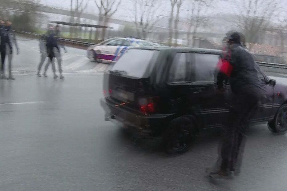 Condutor sem carta foge à fiscalização da PSP no Porto e quase atropela polícias