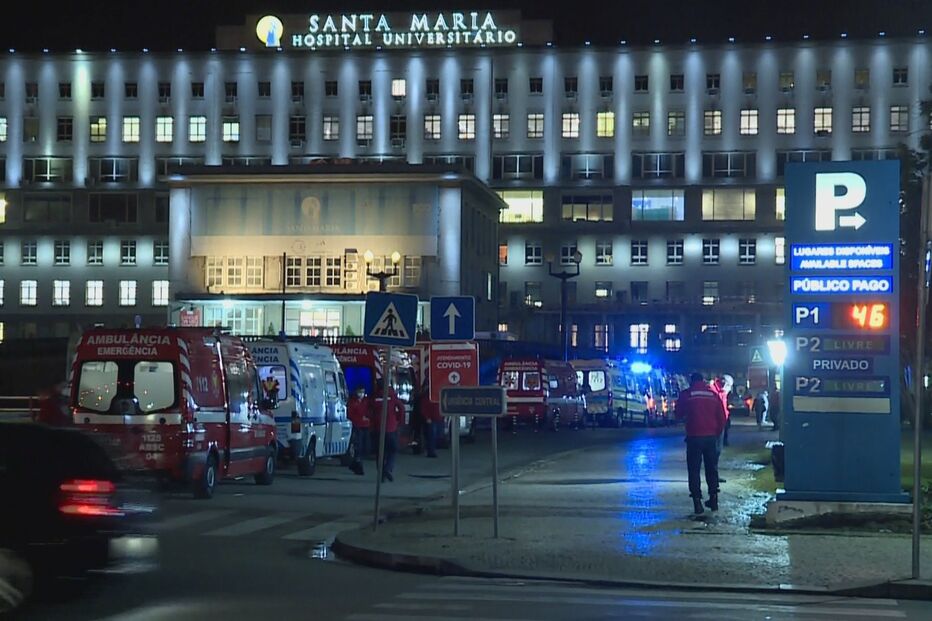 Ambulâncias fazem fila à porta do Hospital Santa Maria, em Lisboa, durante horas