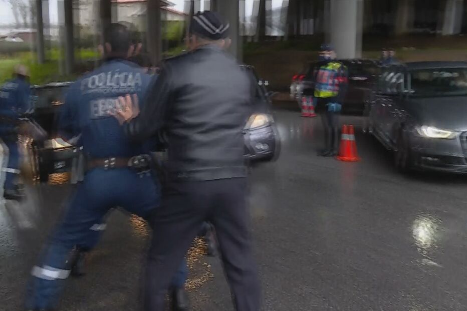 Condutor sem carta foge à fiscalização da PSP no Porto e quase atropela polícias	