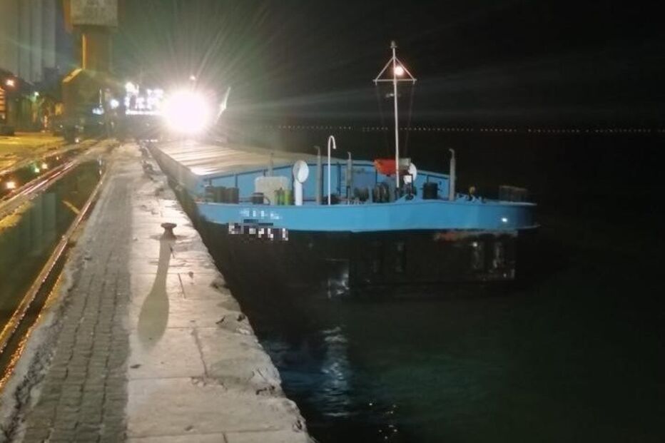 Batelão envolvido na colisão com um catamarã conseguiu atracar no Poço do Bispo, onde será avaliado