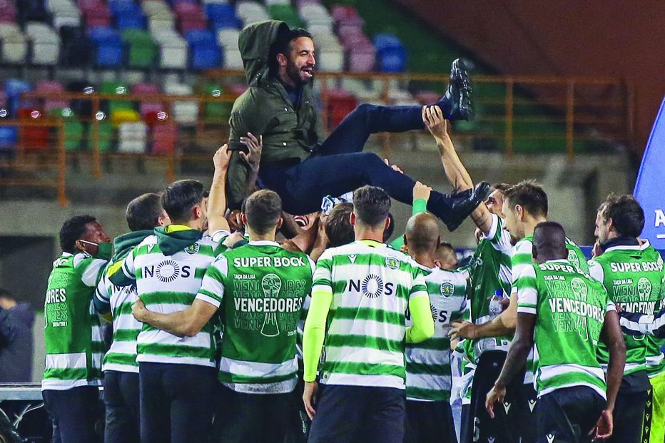 Rúben Amorim é atirado ao ar pelos seus jogadores nos festejos pela conquista da Taça da Liga