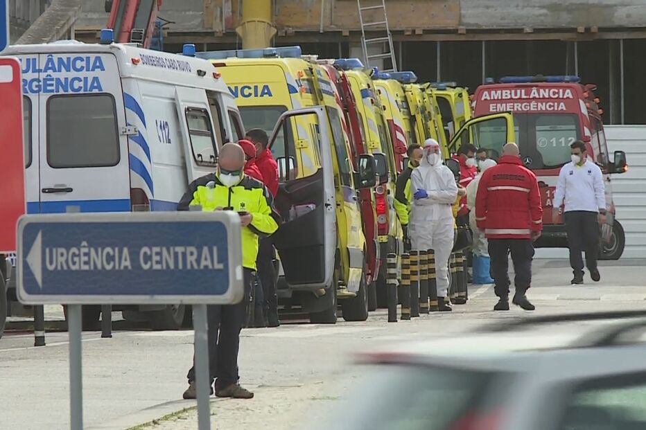Fila de ambulâncias espera para deixar doentes no Hospital de Santa Maria em Lisboa