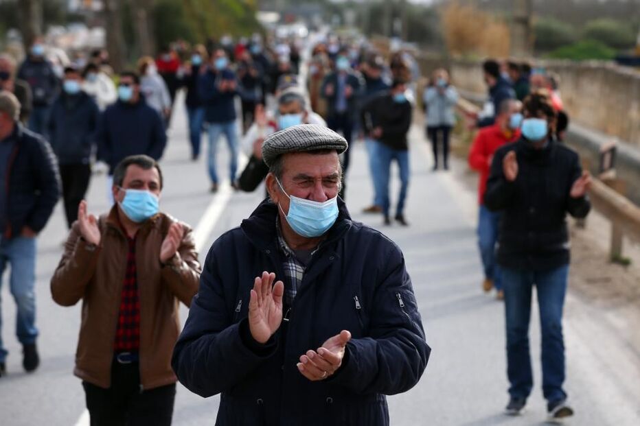 Centenas de pessoas protestam junto a assembleia de voto em Bencatel por corte de estrada