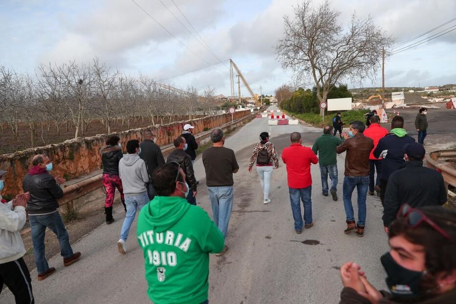 Centenas de pessoas protestam junto a assembleia de voto em Bencatel por corte de estrada