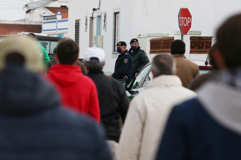 Centenas de pessoas protestam junto a assembleia de voto em Bencatel por corte de estrada