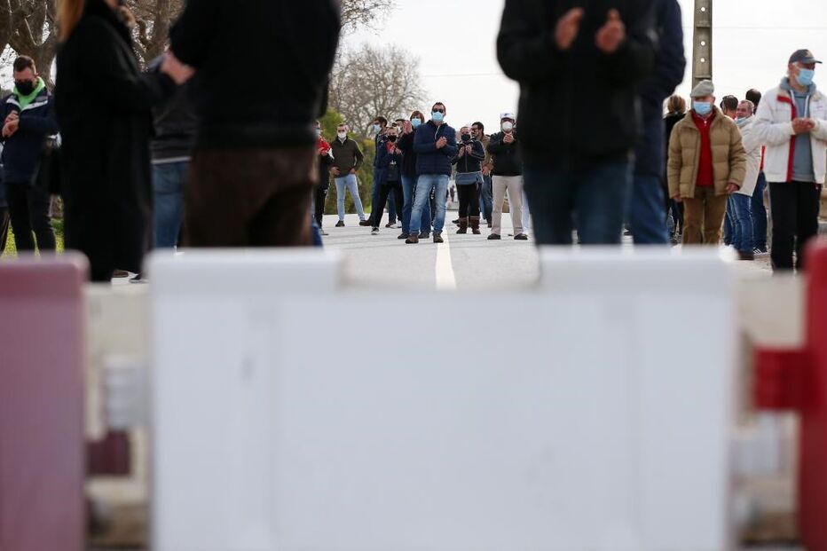 Centenas de pessoas protestam junto a assembleia de voto em Bencatel por corte de estrada