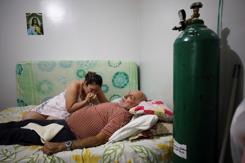 Paciente tratado com oxigénio na sua casa, no Brasil