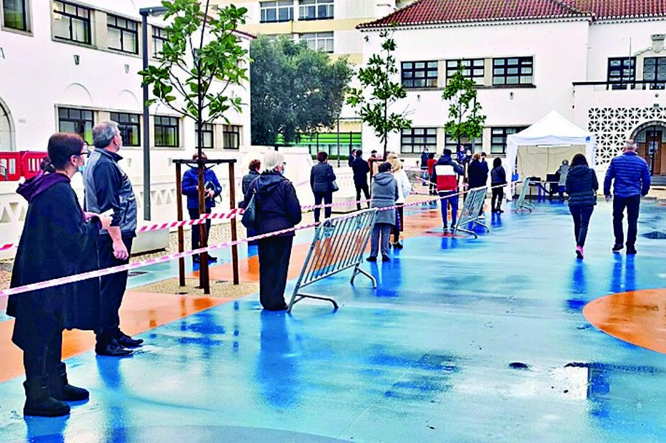 Distanciamento social respeitado pelos eleitores algarvios na secção de voto da EB1 de Portimão