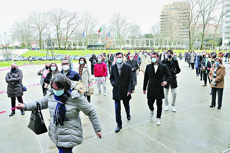 Centenas de pessoas à espera pela sua vez para poder eleger o próximo Presidente da República