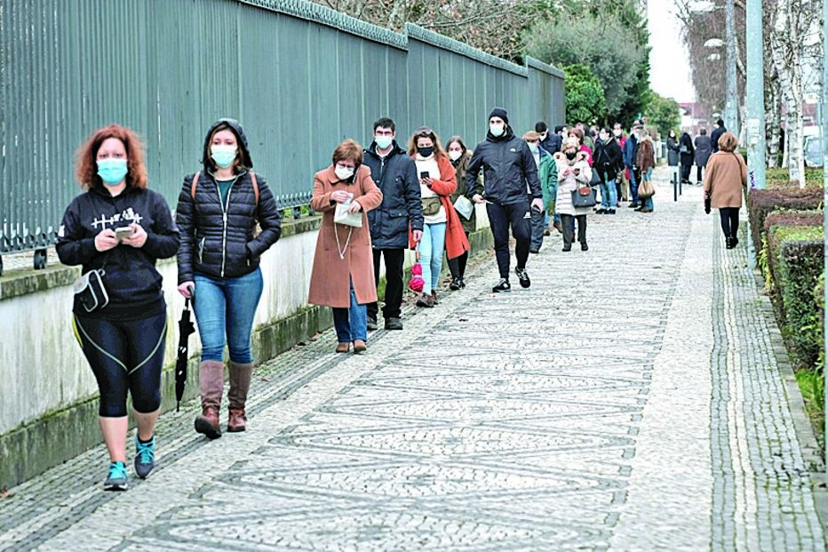 Eleitores muito bem ordenados na rua Infante d. Henrique, em Viseu, para votar na Alves Martins