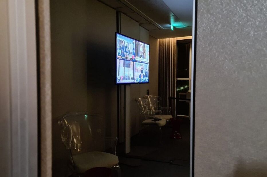 Interior da sala onde estão vários convidados da candidata Ana Gomes