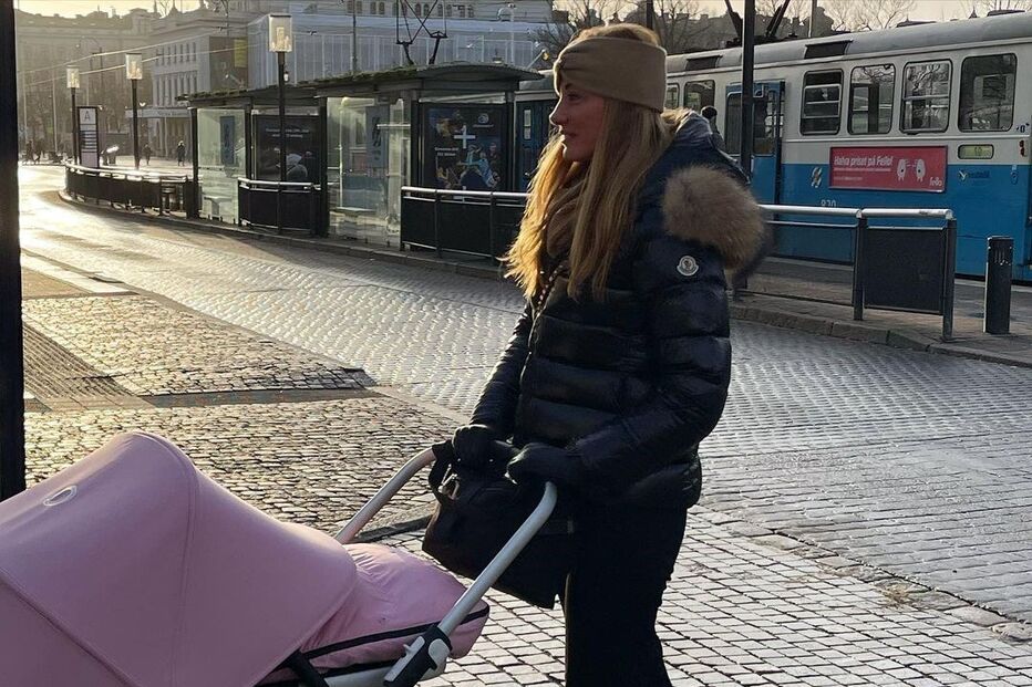 Orsi Fehér com a filha, India