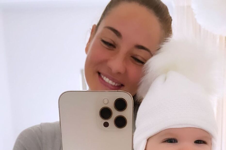 Orsi Fehér com a filha, India