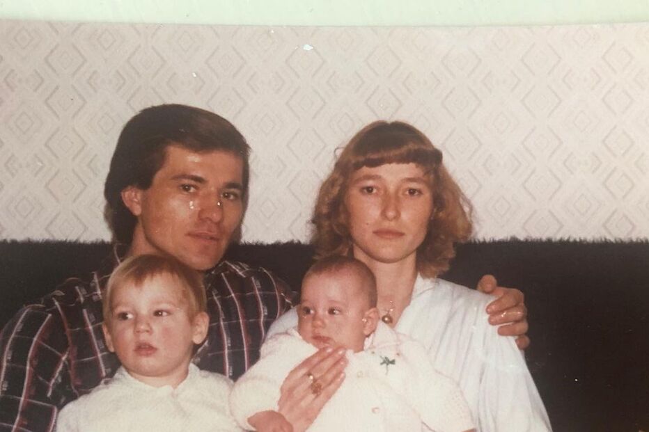 Orsi Fehér com os pais e o irmão, Miklos Fehér