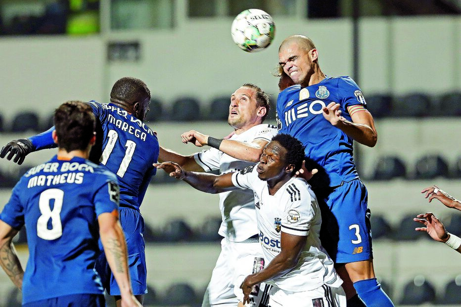 Pepe salta nas costas de Bura e ganha o lance de cabeça perante o aparente olhar de impotência de Stojiljkovic 