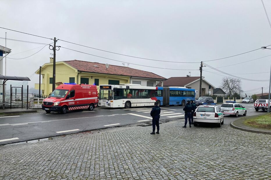 Autocarro está parado em Braga com passageiro infetado com Covid-19 no interior