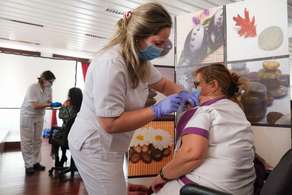 Vacinação continua a decorrer em Portugal para profissionais de saúde. Idosos em lares vacinados até final do mês