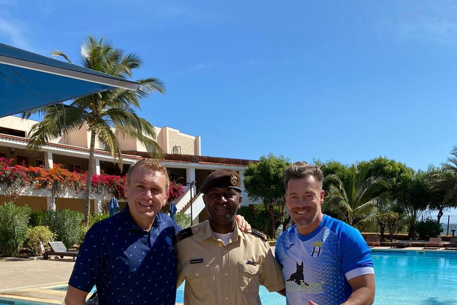 Empresário português César de Paço (à esquerda) esteve com Fernando Madureira (à direita), chefe da claque do FC Porto, Super Dragões, em Cabo Verde