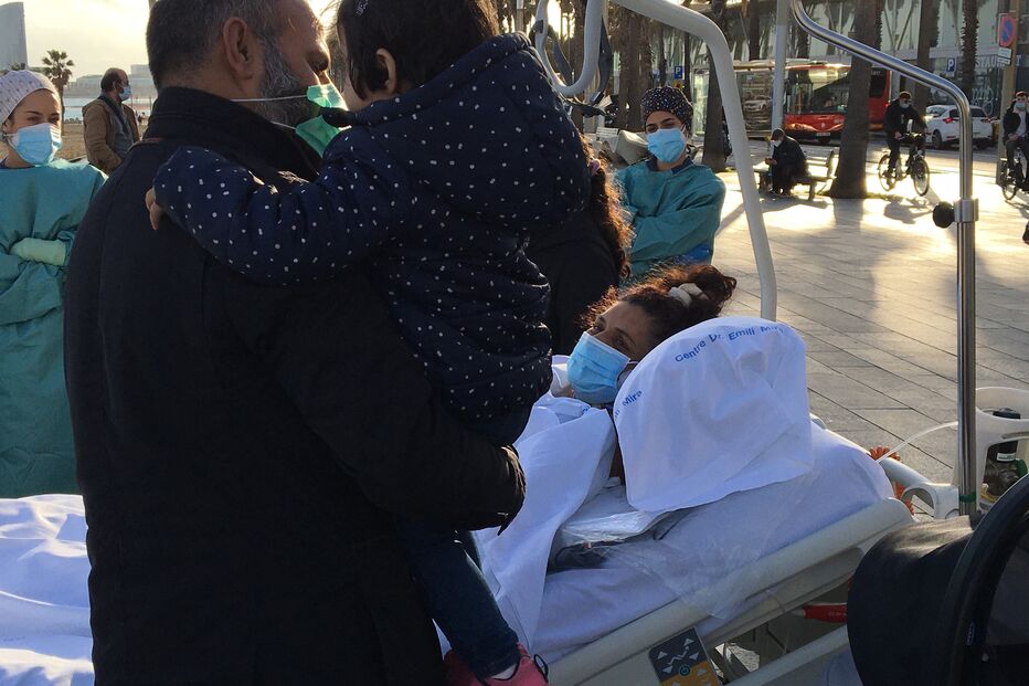 Mãe reencontra filho recém-nascido após 20 dias internadas nos cuidados intensivos devido à Covid-19