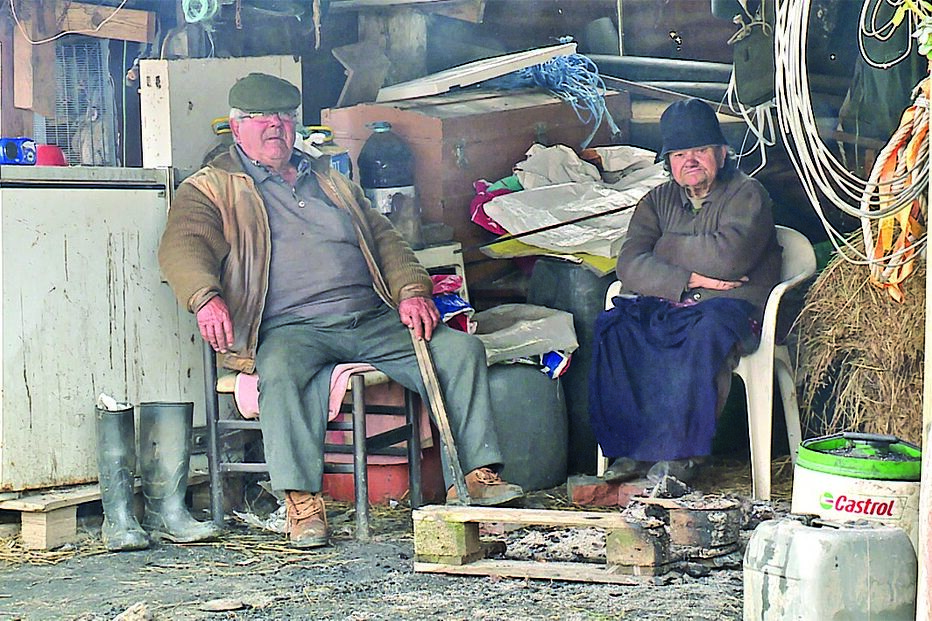 Idosos de Santo Aleixo não escondem o medo que sentem com o novo coronavírus, mas não deixam de criticar o poder político