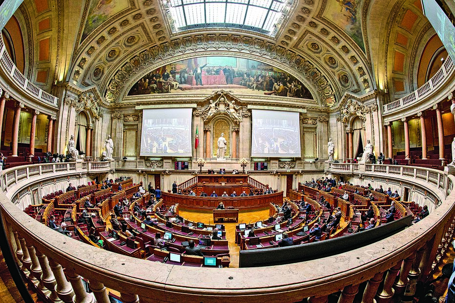 Assembleia da República deverá seguir o critério da funcionalidade. Rio diz que só aceitará ser vacinado se houver consenso entre os líderes políticos 