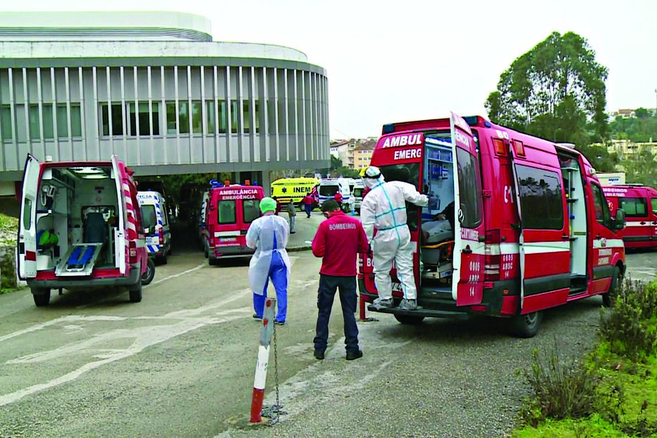 Ambulâncias enfrentam as filas para deixar doentes nas Urgências 