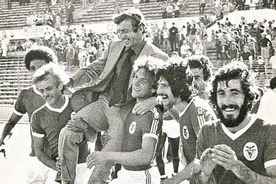 Artur e Eurico seguram John Mortimore após conquista da Taça