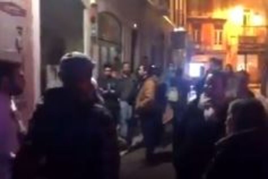 Dezenas de pessoas sem máscara em restaurante de Lisboa que recusou fechar