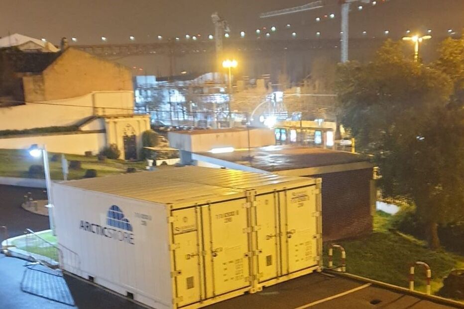 Contentores frigoríficos isntalados no hospital Egas Moniz
