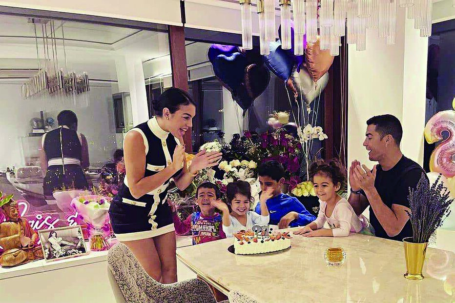 Casal regressou a casa, em Turim, para soprar as velas com os quatro filhos e registou o momento  