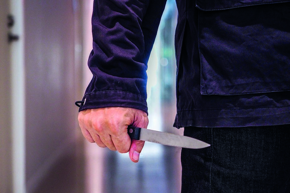 Atingiu o irmão com um golpe de faca no pescoço após ter sido agredido com uma garrafa 