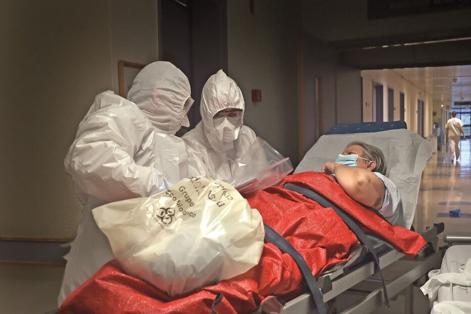 Desde o início da pandemia do novo coronavírus que os profissionais de saúde têm sido sujeitos a um considerável aumento da carga horária de trabalho 