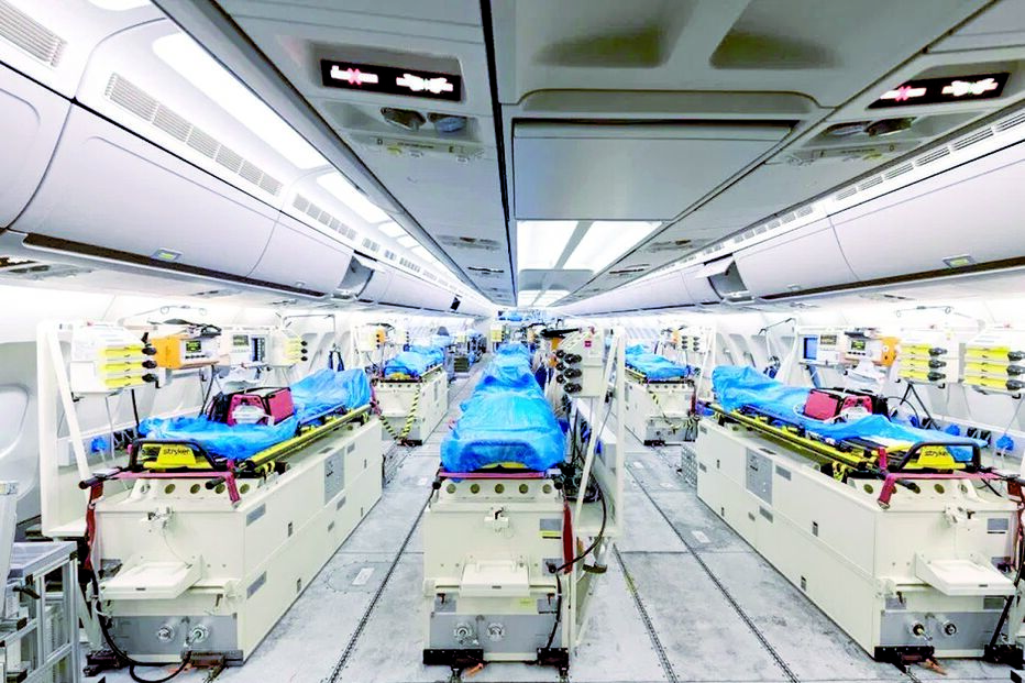 Interior de um avião de evacuação médica do ramo aéreo das Forças Armadas da Alemanha