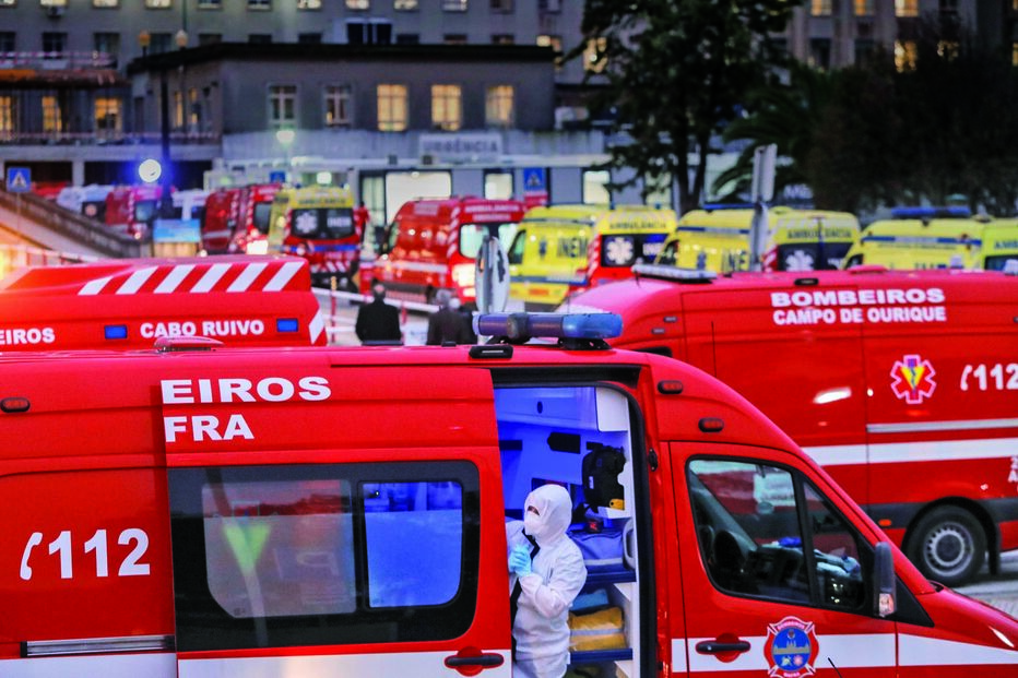 Bombeiros chegam a esperar 10 a 12 horas até que o doente seja internado
