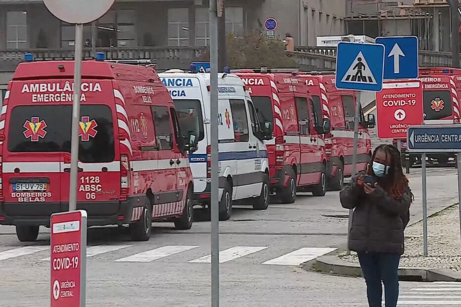 Filas de espera no Hospital de Santa Maria em Lisboa