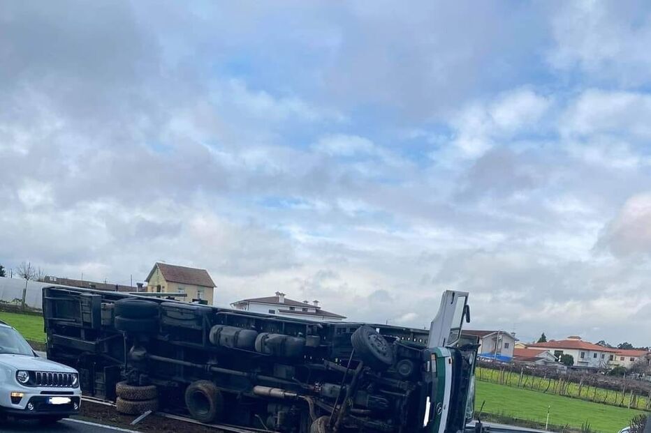 Despiste de camião condiciona trânsito na A3