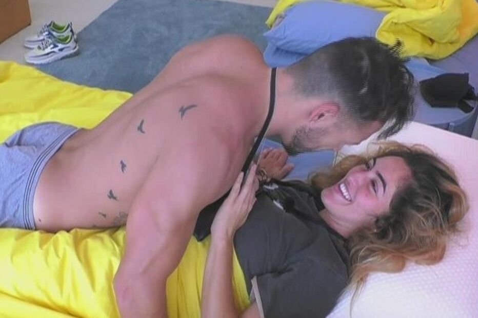 Casal protagonizou várias cenas de envolvimento físico durante a permanência no programa da TVI. Imagens íntimas caíram na internet sem consentimento da Endemol  
