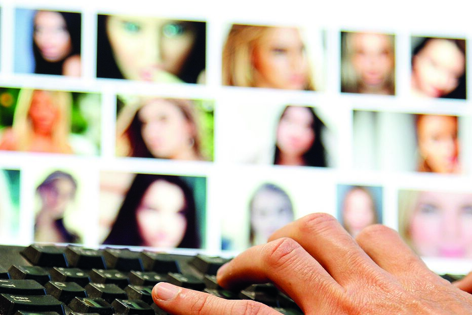 Mulher partilhou as imagens pedófilas com um amante que só conhece através da internet. PJ quer saber quem é o homem e que meios frequenta 